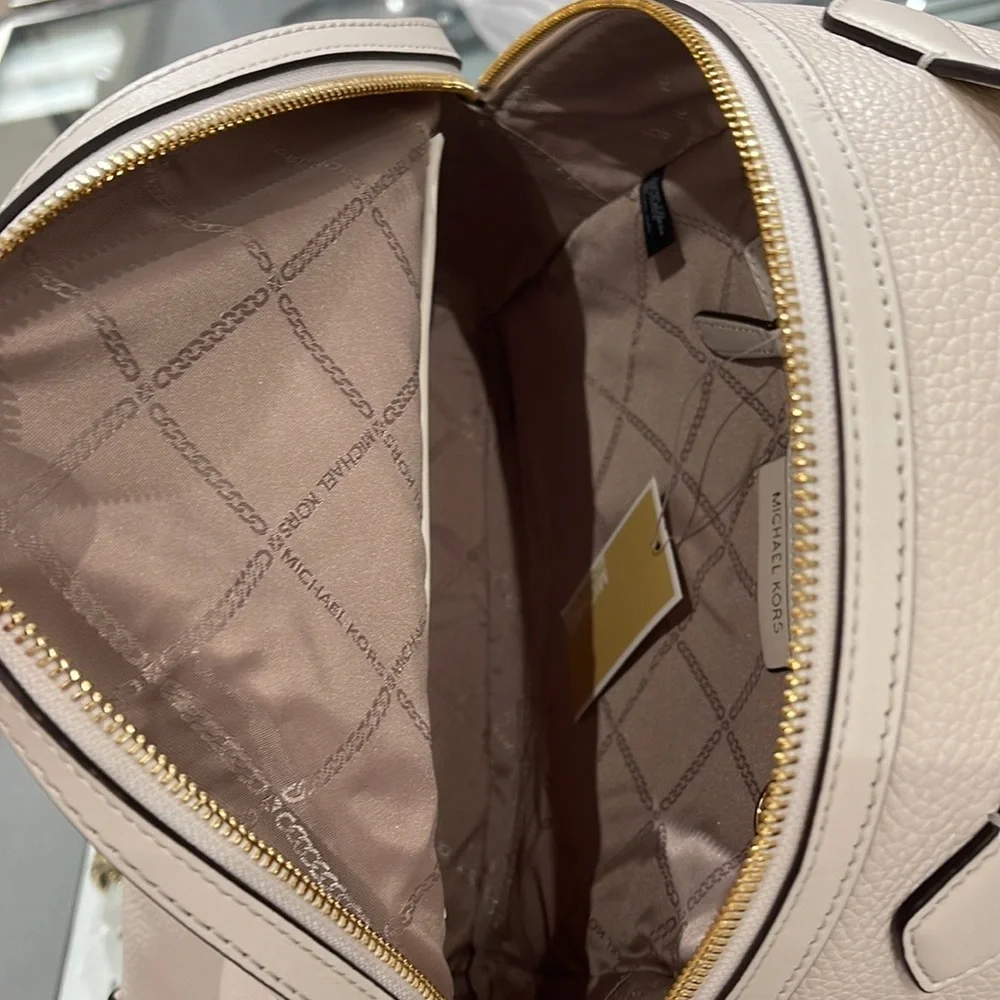 Michael Kors Women's Valerie Medium Pebbled Leather Backpack
Light Cream 
NWT - Picture 12 of 16